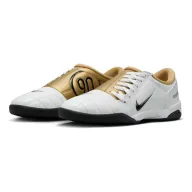 Botas doradas y blancas Total 90 para fútbol