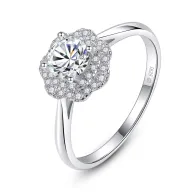 Circonitas en Anillo de Plata Elegante