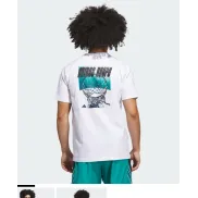 Camiseta adidas Hoops estampada en tallas XS, S, M y L.