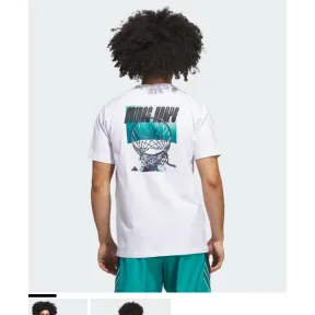 Camiseta adidas Hoops estampada en tallas XS, S, M y L.