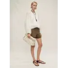 Chaqueta semitransparente fruncida: insinúa más que cuenta