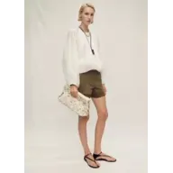 Chaqueta semitransparente fruncida: insinúa más que cuenta