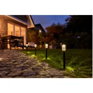 Jardín con lámpara solar iluminada