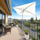 Balcón con parasol: sombra y estilo para tu espacio