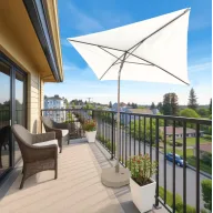 Balcón con parasol: sombra y estilo para tu espacio