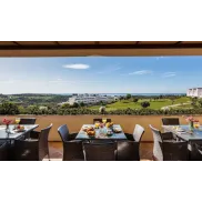 Escapada en Apartamentos Familiares en Estepona con Selwo.