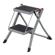 Plegable escalera de 2 peldaños compacta y versátil