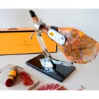 Lote de jamón curado con chorizo y soporte embajada