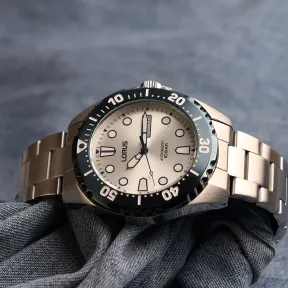 Reloj automático Lorus con calibre Seiko Y676