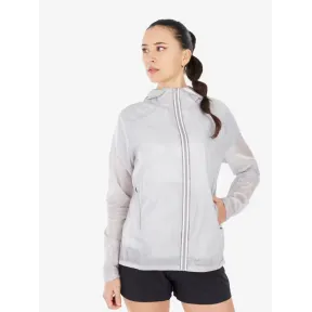 Chaqueta ligera de montaña y trekking Quechua MH900 para mujer.