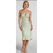 Camisón verde satinado elegante y suave