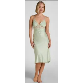 Camisón verde satinado elegante y suave