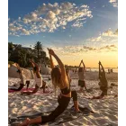 Yoga en aguas cristalinas: cava y costa en Benidorm