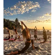 Yoga en aguas cristalinas: cava y costa en Benidorm