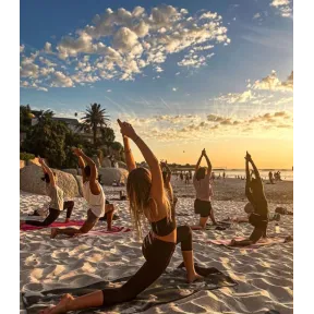 Yoga en aguas cristalinas: cava y costa en Benidorm