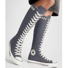 Grises zapatillas Converse hasta las rodillas