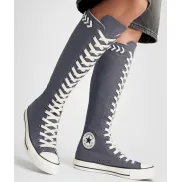 Grises zapatillas Converse hasta las rodillas