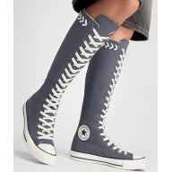 Grises zapatillas Converse hasta las rodillas