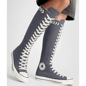 Grises zapatillas Converse hasta las rodillas