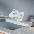 Grifo monomando blanco para lavabo con agua caliente y fría