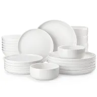 Set de porcelana para 6 personas: 24 piezas variadas.