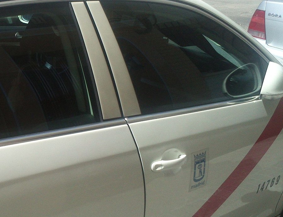 Puerta de un taxi de Madrid con el escudo de la ciudad y el número de licencia