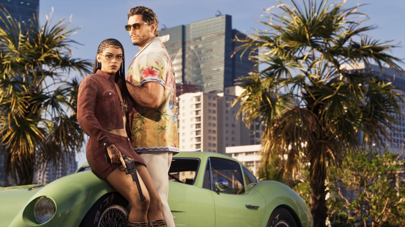 Lucía y Jason apoyados en un coche deportivo verde con el skyline de Vice City al fondo, en Grand Theft Auto VI