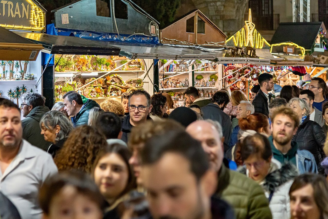 Gente paseando entre los puestos de belenes de la Fira de Santa Llúcia de Barcelona