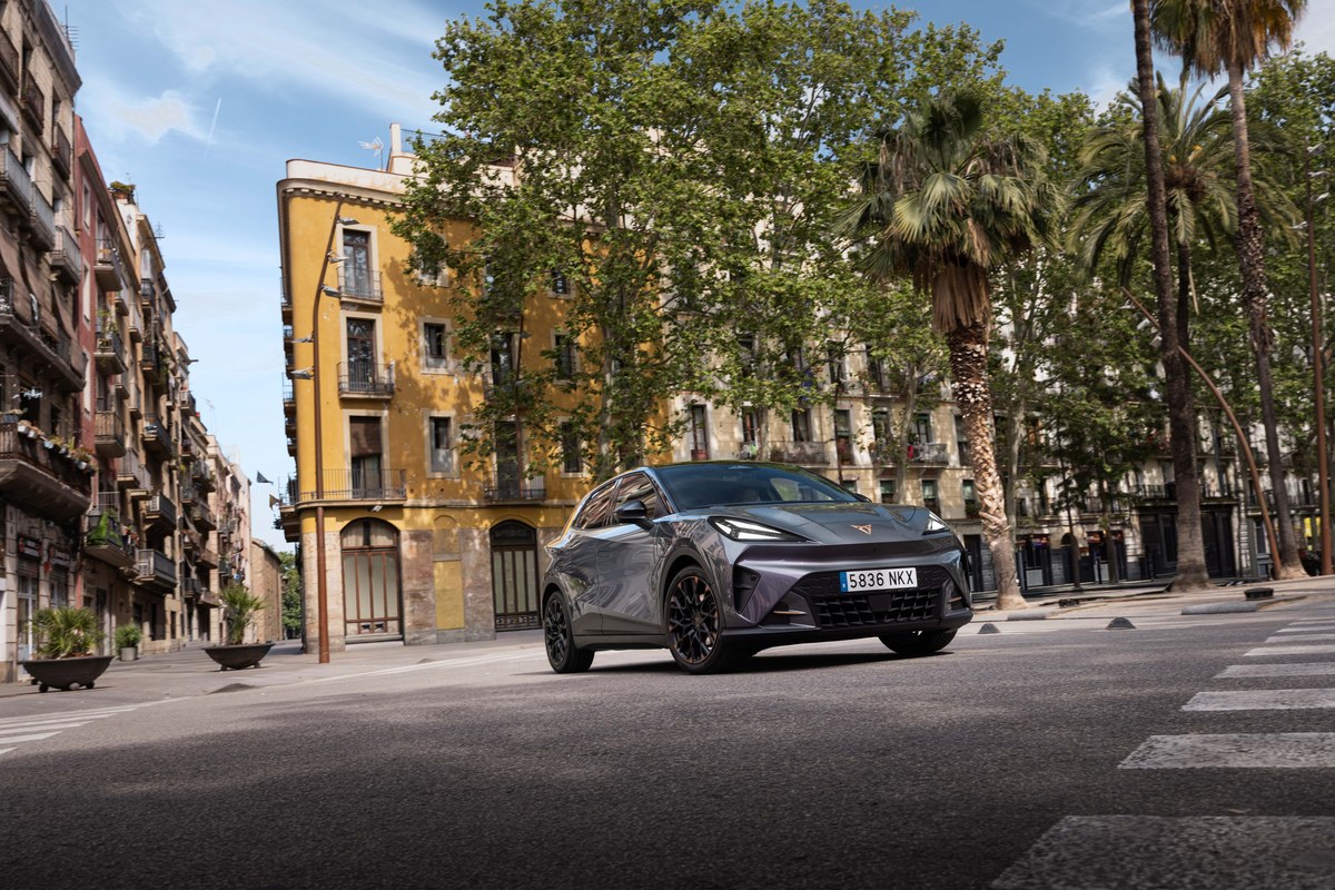 CUPRA Raval eléctrico circulando por una calle de Barcelona