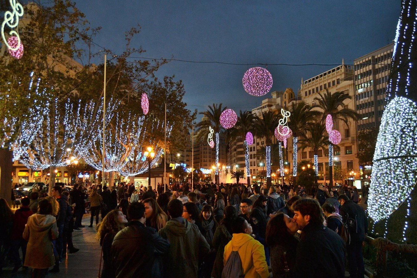 Plaza del Ayuntamiento de Valencia llena de gente con las luces de Navidad