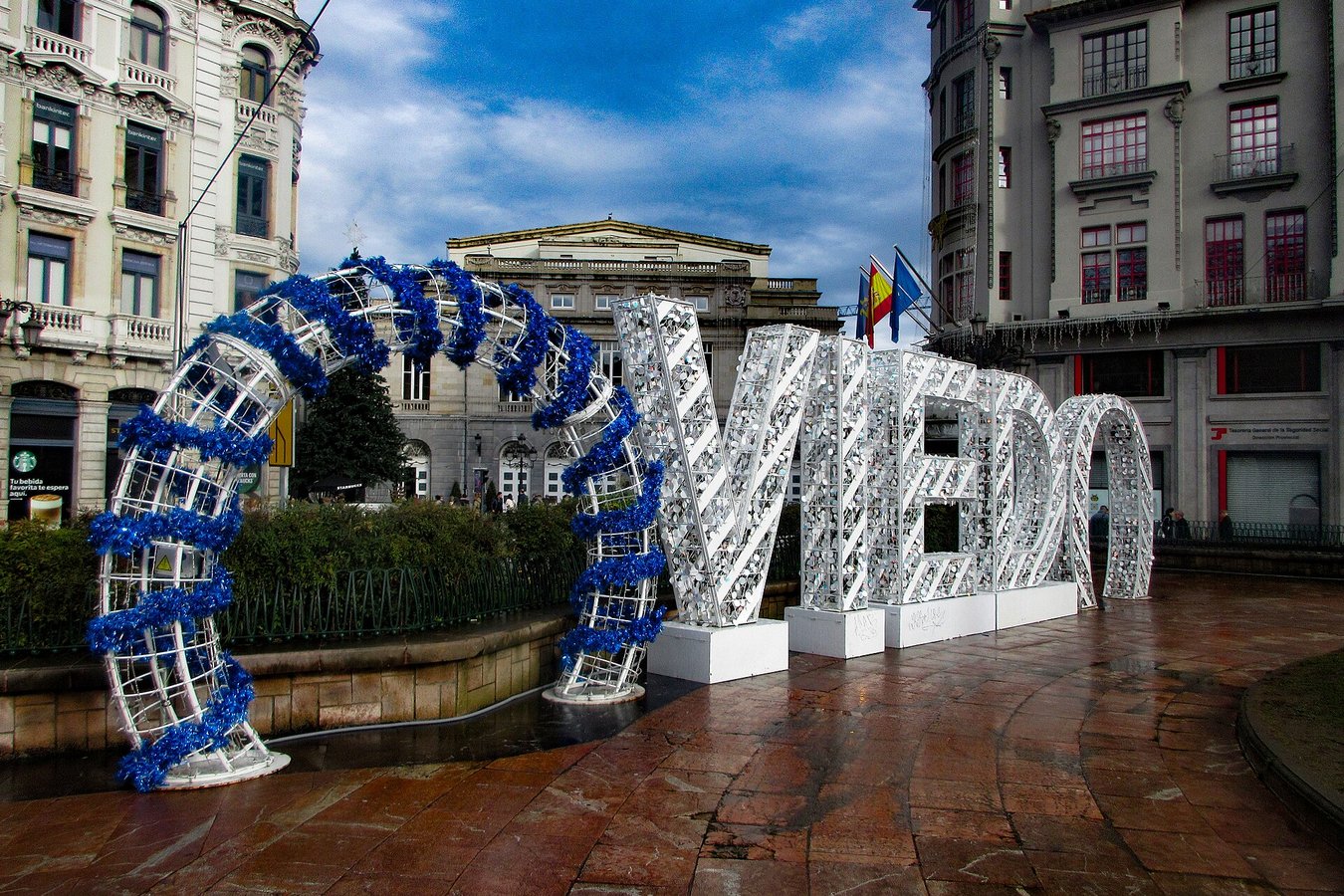 Letras gigantes iluminadas de Oviedo con decoración navideña en una plaza del centro