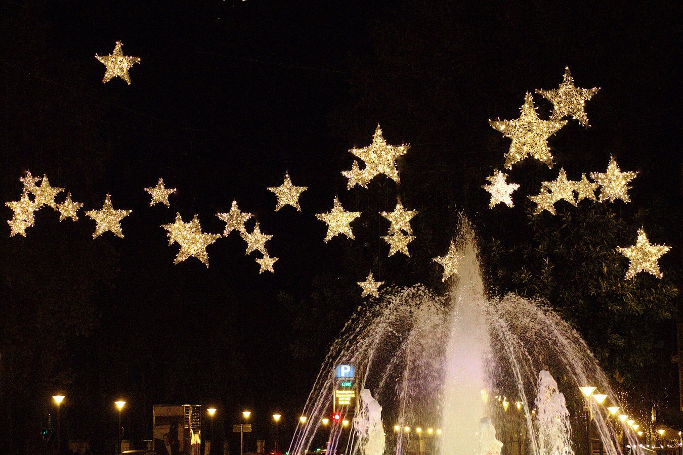 Estrellas de luces navideñas sobre una fuente iluminada en Palma de Mallorca