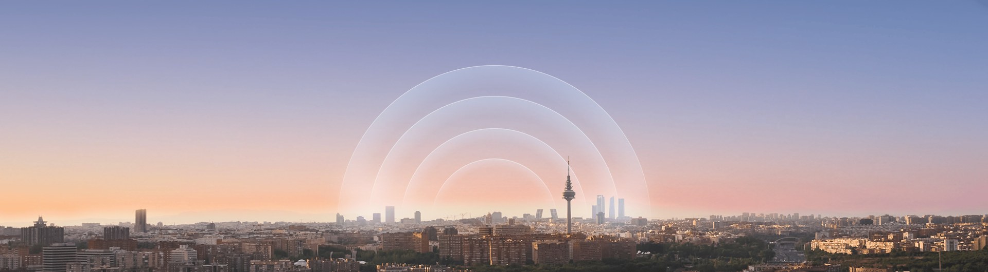 Vista panorámica del horizonte de Madrid al atardecer con Torrespaña