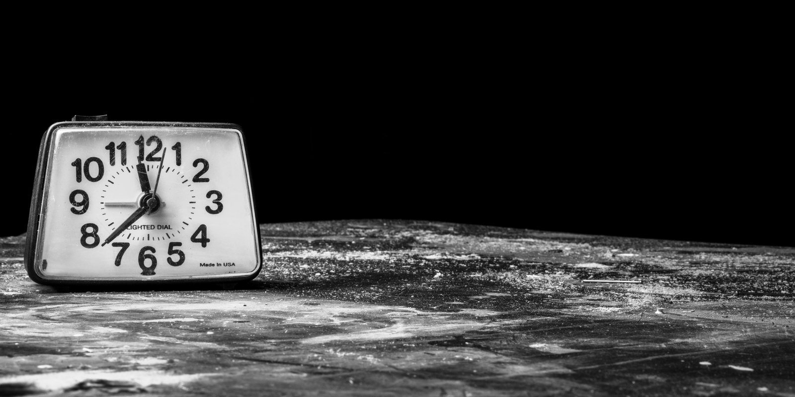 Reloj despertador analógico sobre una mesa