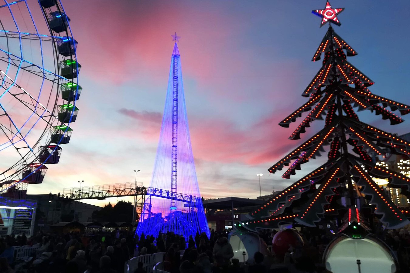Noria y árbol de Navidad iluminados en el parque Mágicas Navidades de Torrejón de Ardoz