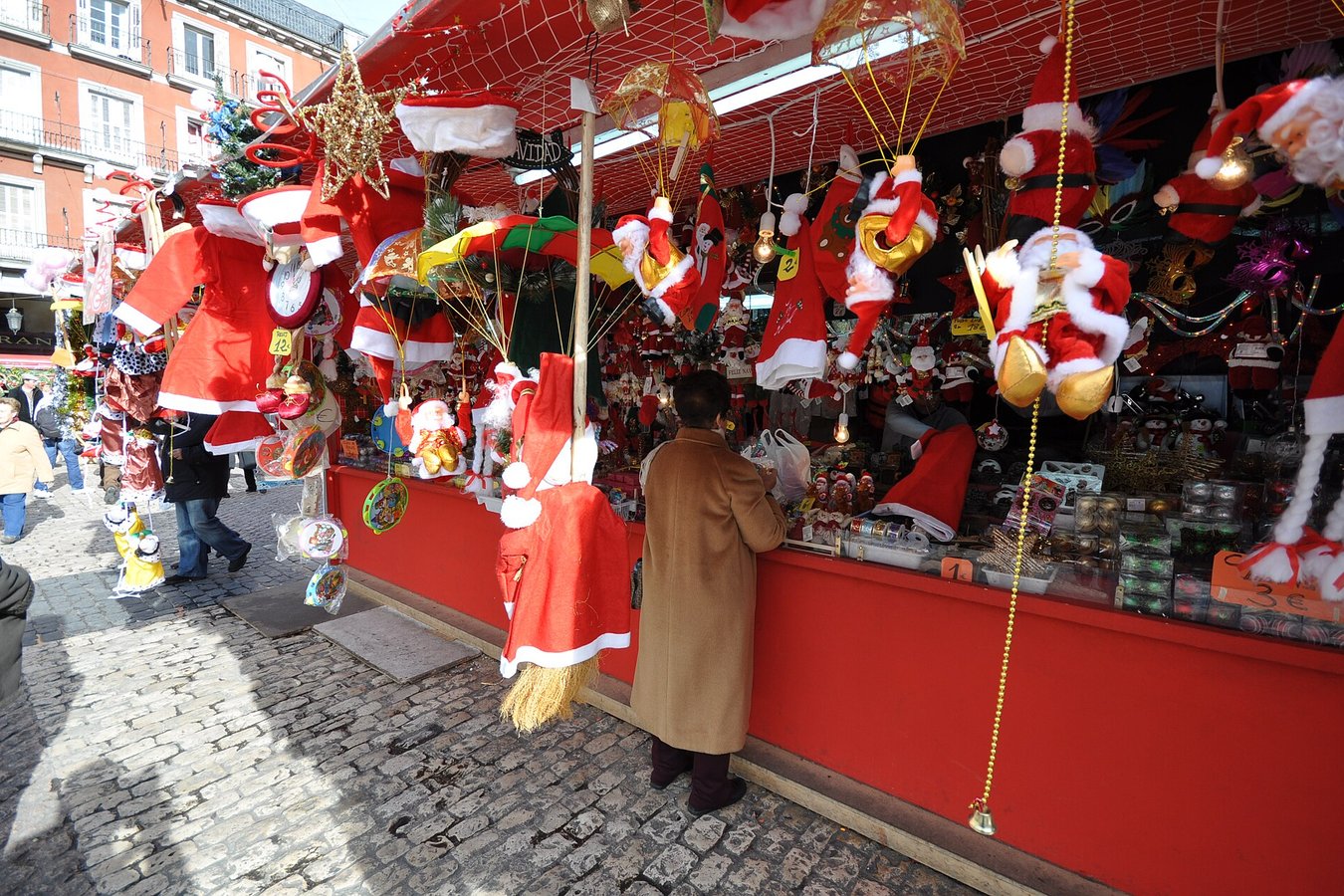 Puesto de adornos navideños con muñecos de Papá Noel en el mercadillo de la Plaza Mayor de Madrid