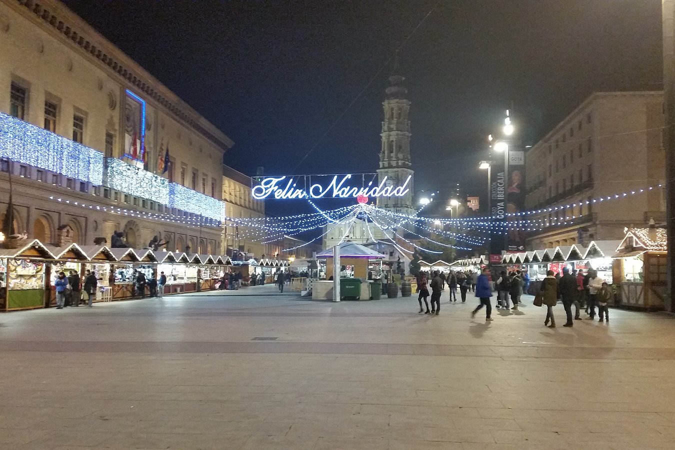 Casetas navideñas iluminadas en la plaza del Pilar de Zaragoza de noche
