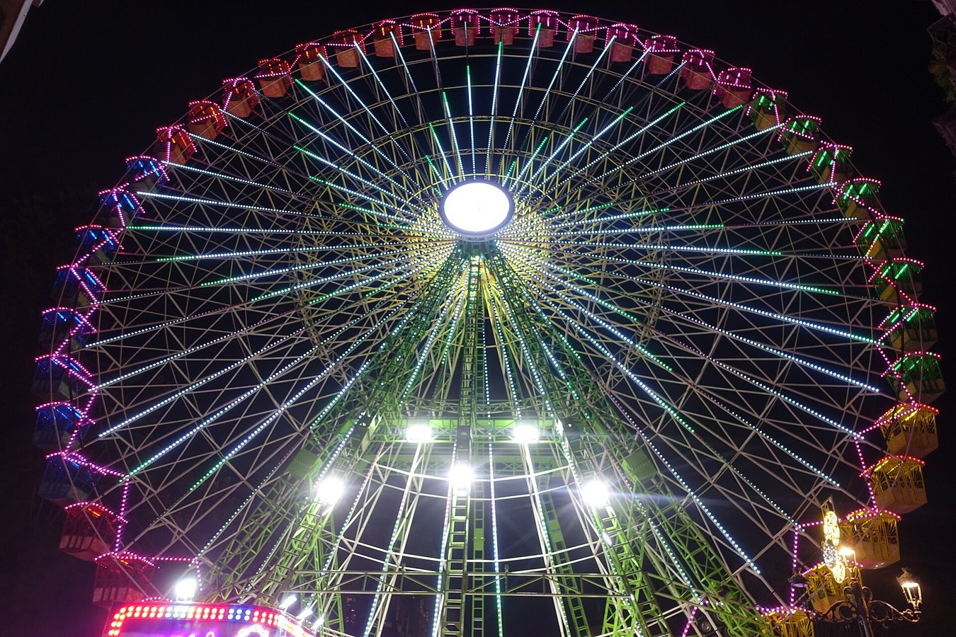 Noria iluminada de noche en la Navidad de Vigo