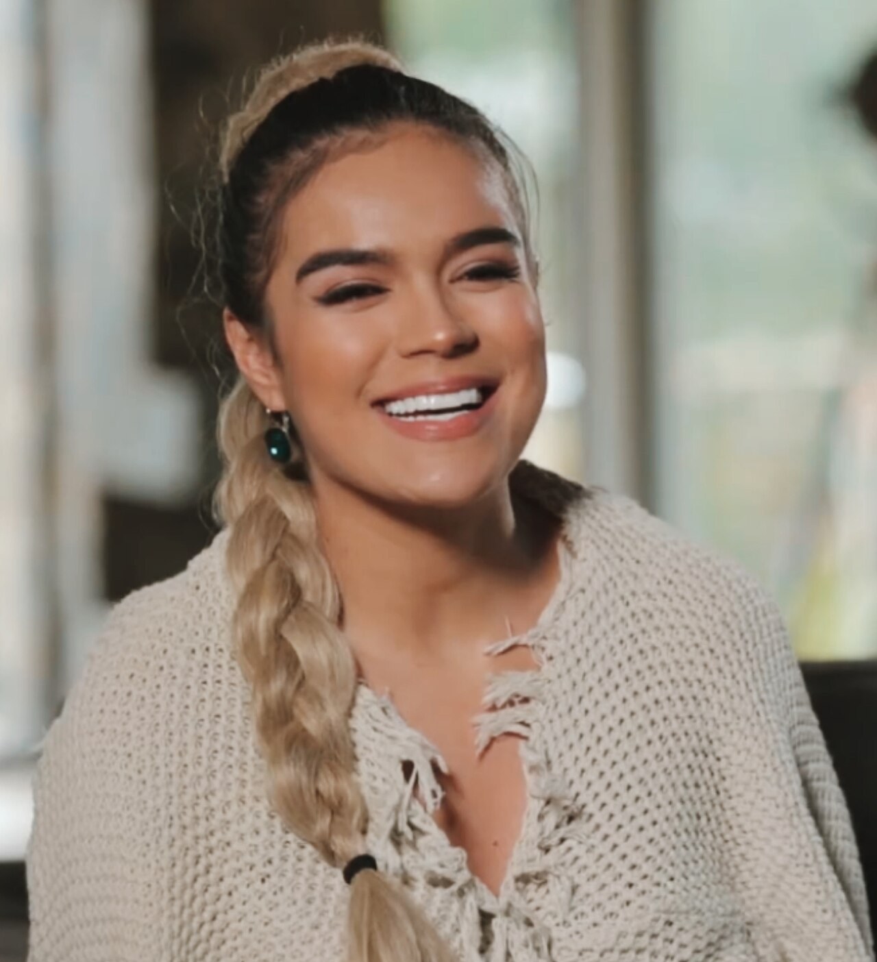 Karol G sonriendo durante una entrevista