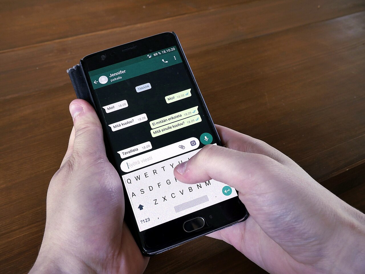 Una persona utilizando WhatsApp en el móvil