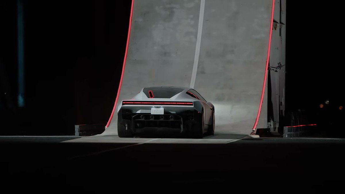 El nuevo Tesla Roadster blanco al pie de la rampa curva antes de la primera demostración