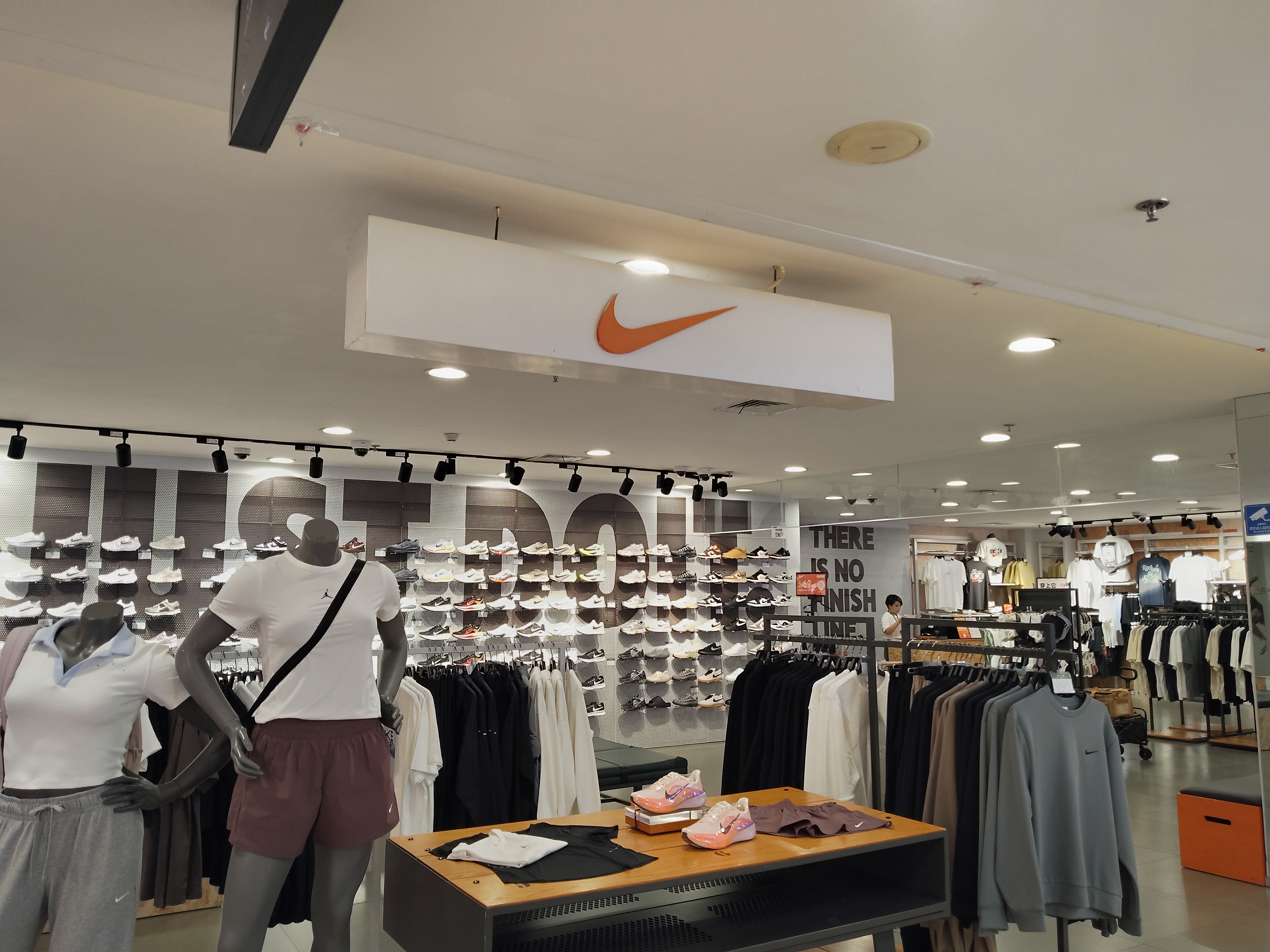Nike se repliega en China: adiós a miles de vendedores online