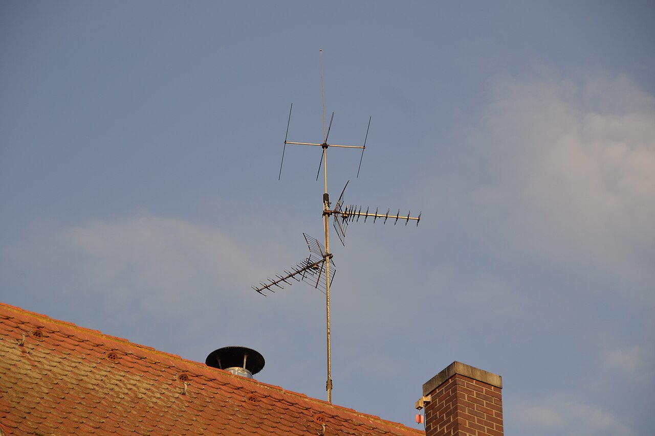 Antena de televisión TDT en el tejado de una casa
