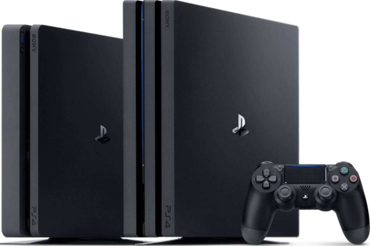 PlayStation 4 Slim y PlayStation 4 Pro junto a un mando DualShock 4