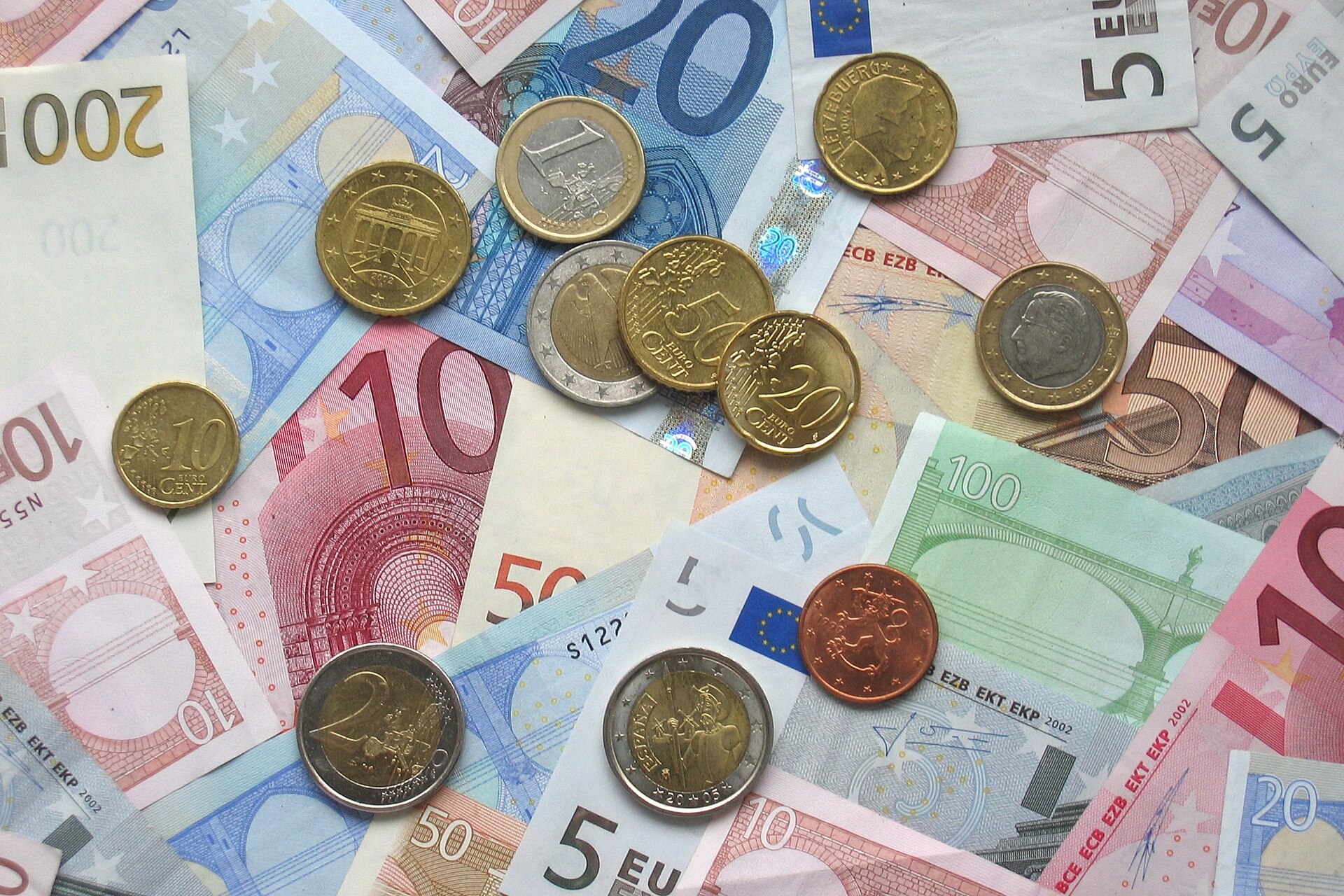 Billetes y monedas de euro sobre una mesa