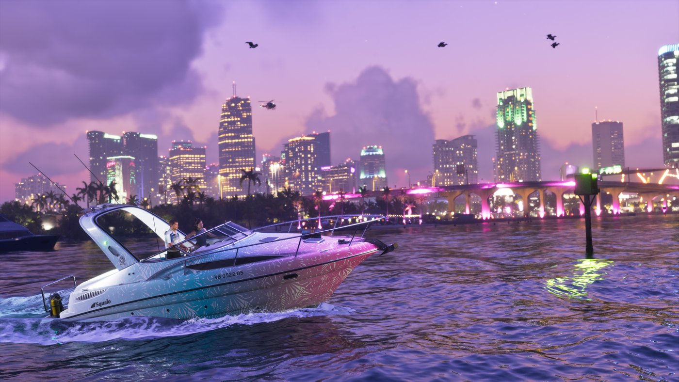 Lancha Squalo rosa y azul navegando frente al skyline de Vice City