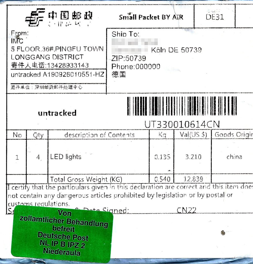 Etiqueta de un paquete pequeño enviado desde China con su declaración de aduanas CN22